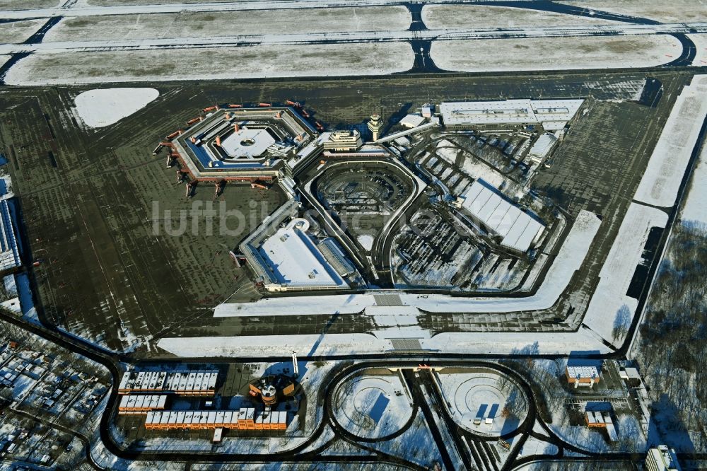 Berlin aus der Vogelperspektive: Winterluftbild Stillegung Terminal des Flughafens Berlin - Tegel