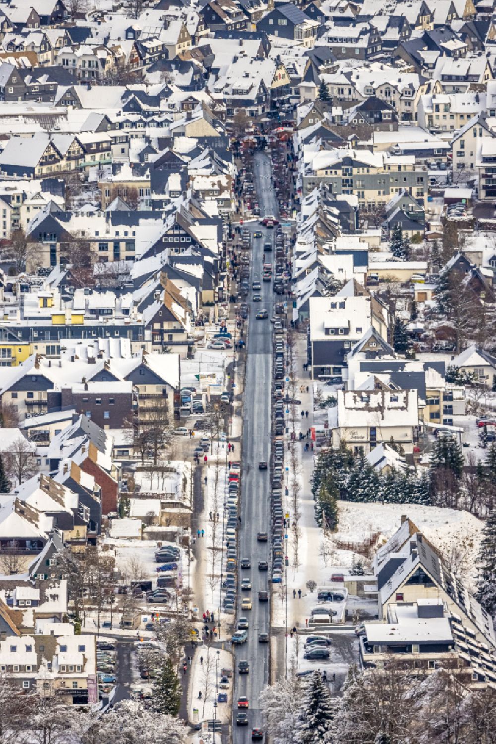 Winterberg aus der Vogelperspektive: Winterluftbild Straßenführung der Flaniermeile Am Waltenberg in Winterberg im Bundesland Nordrhein-Westfalen, Deutschland