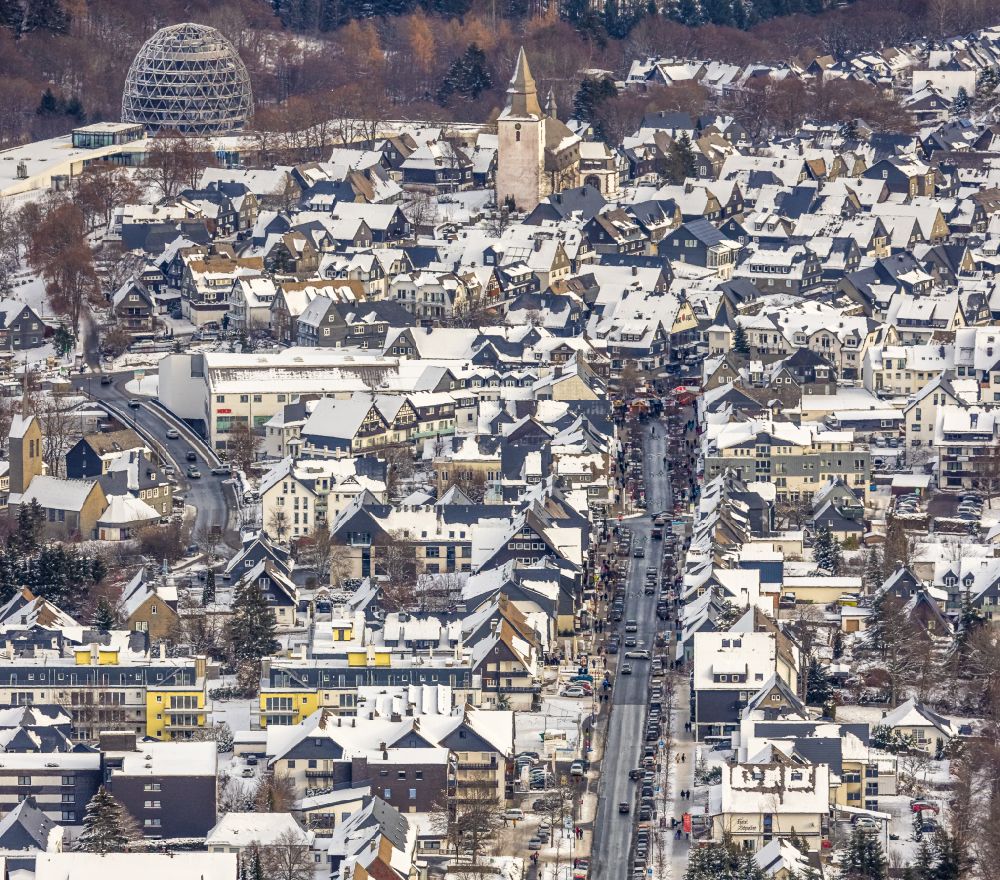 Luftaufnahme Winterberg - Winterluftbild Straßenführung der Flaniermeile Am Waltenberg in Winterberg im Bundesland Nordrhein-Westfalen, Deutschland