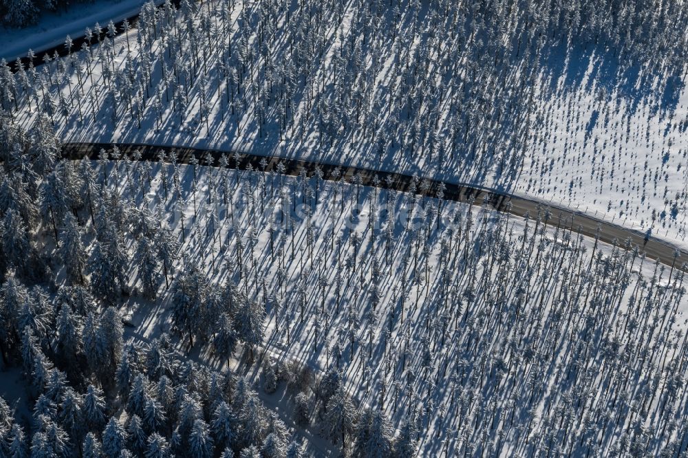 Luftaufnahme Altlastenberg - Winterluftbild Straßenführung der Hochsauerland Höhenstraße bei Altastenberg im Bundesland Nordrhein-Westfalen, Deutschland