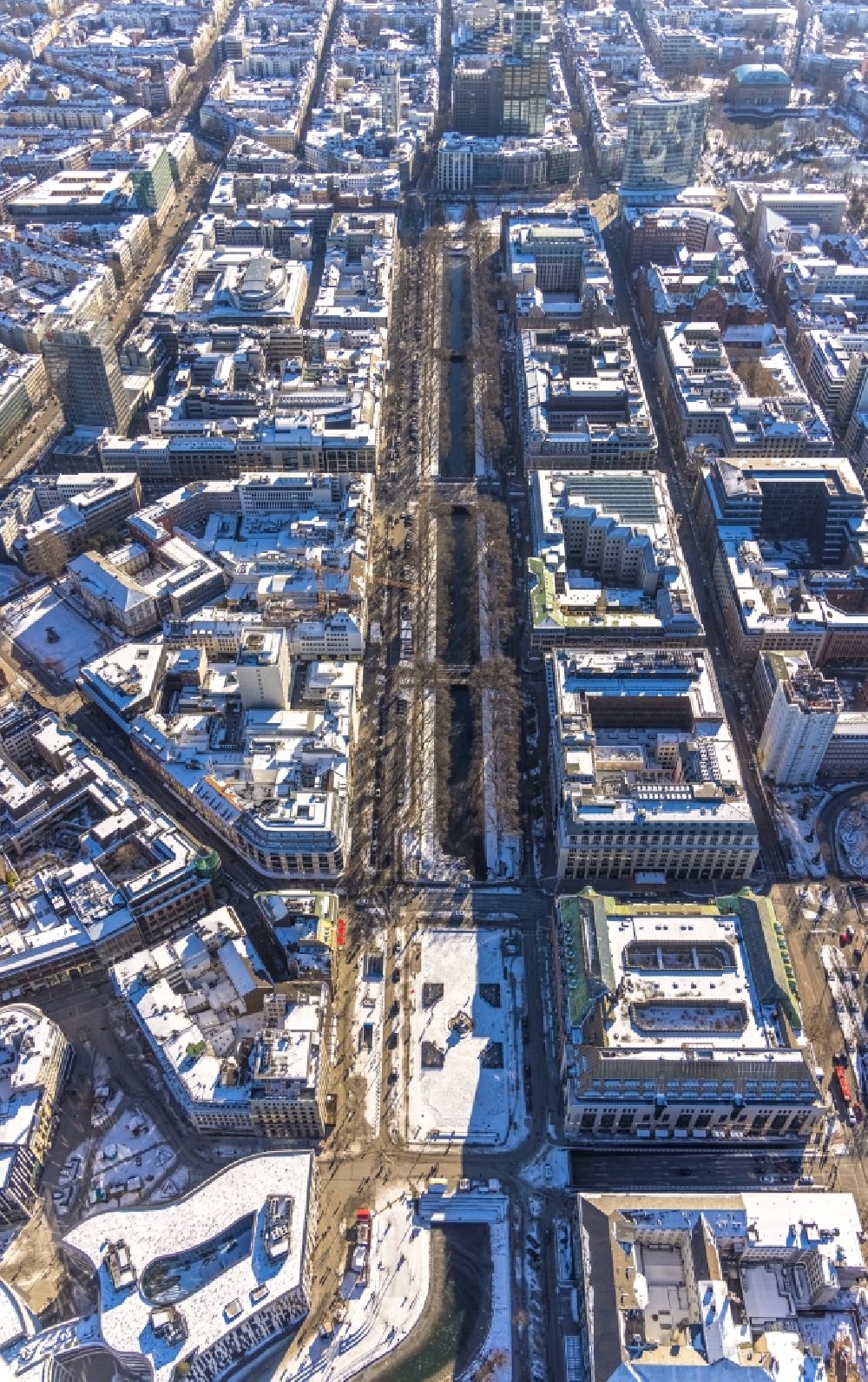 Luftbild Düsseldorf - Winterluftbild Straßenführung der Königsallee mit Stadtgraben in Düsseldorf im Bundesland Nordrhein-Westfalen, Deutschland