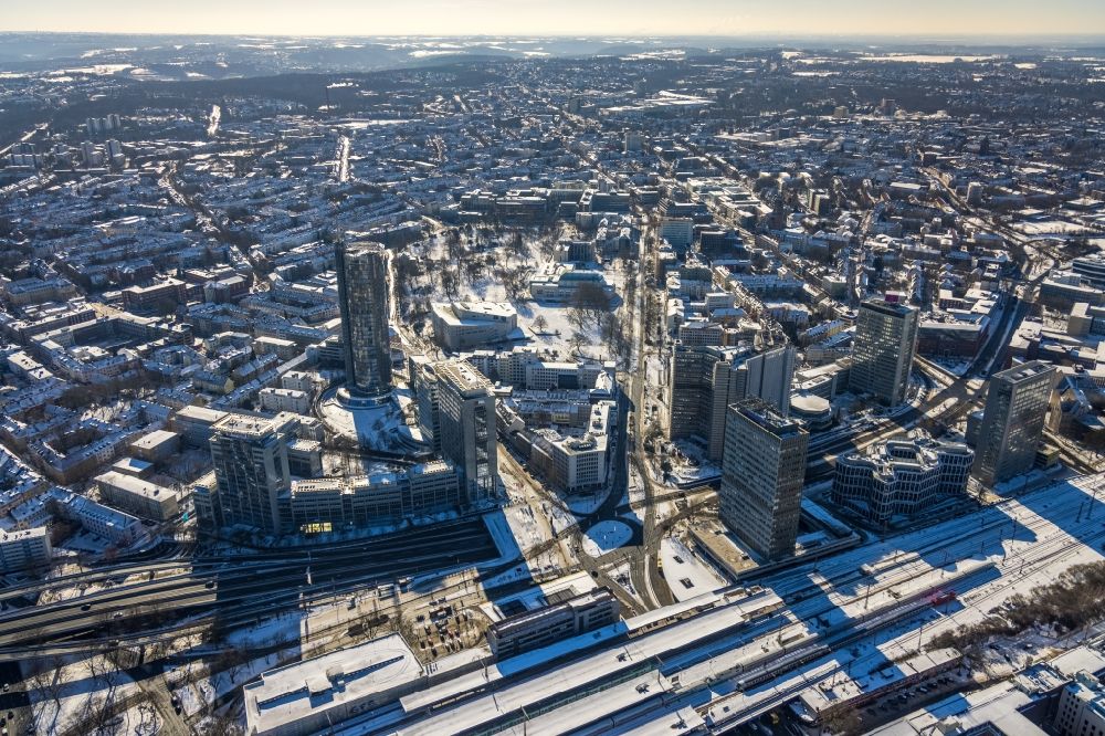 Essen von oben - Winterluftbild Straßenführung am Platz Freiheit mit Blick auf das Südviertel in Essen im Bundesland Nordrhein-Westfalen, Deutschland