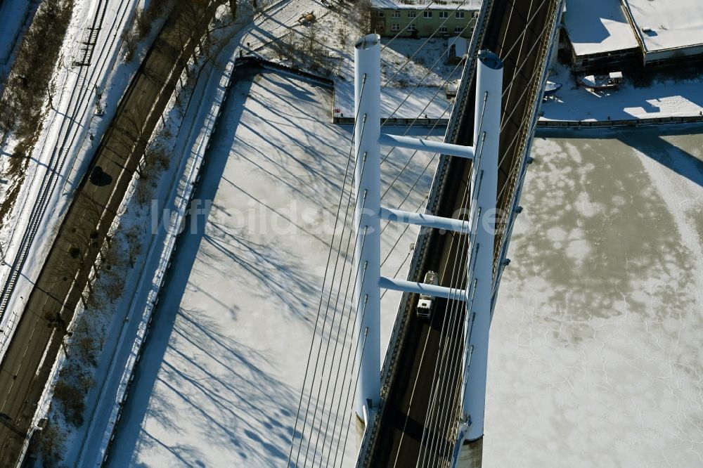 Stralsund aus der Vogelperspektive: Winterluftbild Strelasundquerung Rügenbrücke mit Rügendamm in Stralsund im Bundesland Mecklenburg-Vorpommern