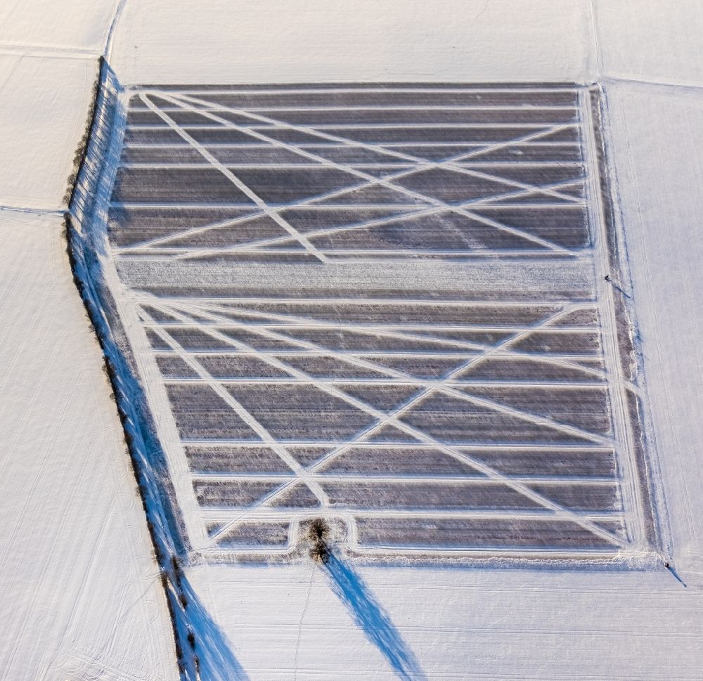 Luftaufnahme Gerlingen - Winterluftbild Strukturen auf landwirtschaftlichen Feldern in Gerlingen im Bundesland Nordrhein-Westfalen, Deutschland
