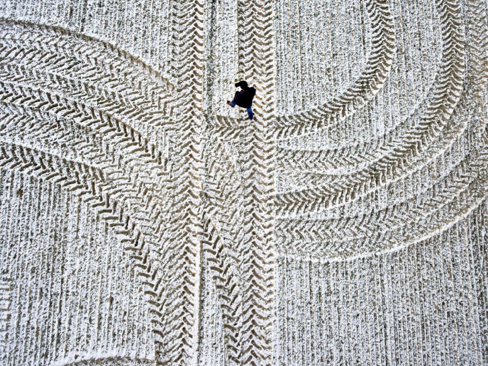 Prützke aus der Vogelperspektive: Winterluftbild Strukturen auf landwirtschaftlichen Feldern mit Reifenspuren in Prützke im Bundesland Brandenburg, Deutschland