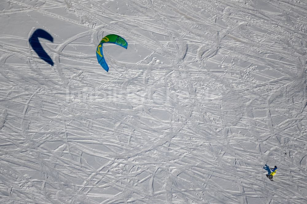 Luftbild Gersfeld (Rhön) - Winterluftbild Surfer - Kitesurfer - Snowkiter in Fahrt an der Wasserkuppe in Gersfeld (Rhön) im Bundesland Hessen, Deutschland