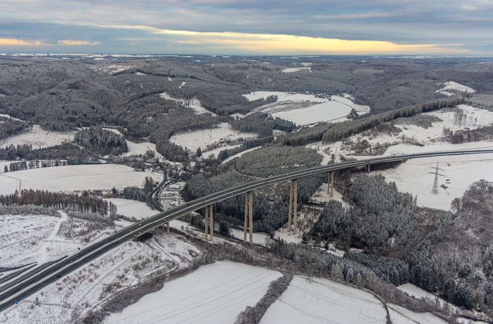 Nuttlar von oben - Winterluftbild Talbrücke Nuttlar der BAB 46 bei Nuttlar in Nordrhein-Westfalen