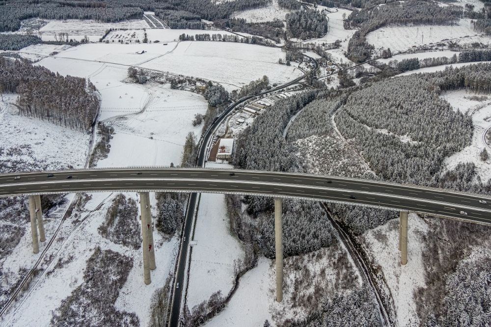 Nuttlar aus der Vogelperspektive: Winterluftbild Talbrücke Nuttlar der BAB 46 bei Nuttlar in Nordrhein-Westfalen