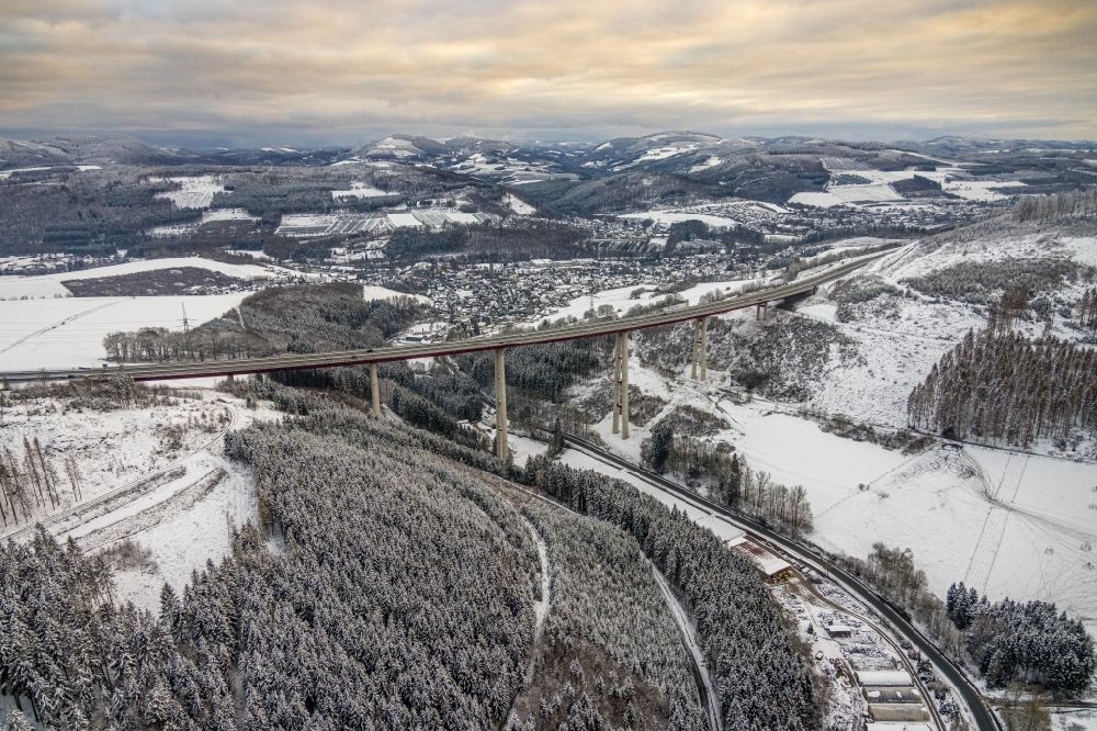 Luftbild Nuttlar - Winterluftbild Talbrücke Nuttlar der BAB 46 bei Nuttlar in Nordrhein-Westfalen