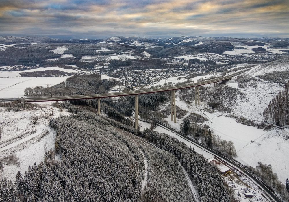 Luftaufnahme Nuttlar - Winterluftbild Talbrücke Nuttlar der BAB 46 bei Nuttlar in Nordrhein-Westfalen