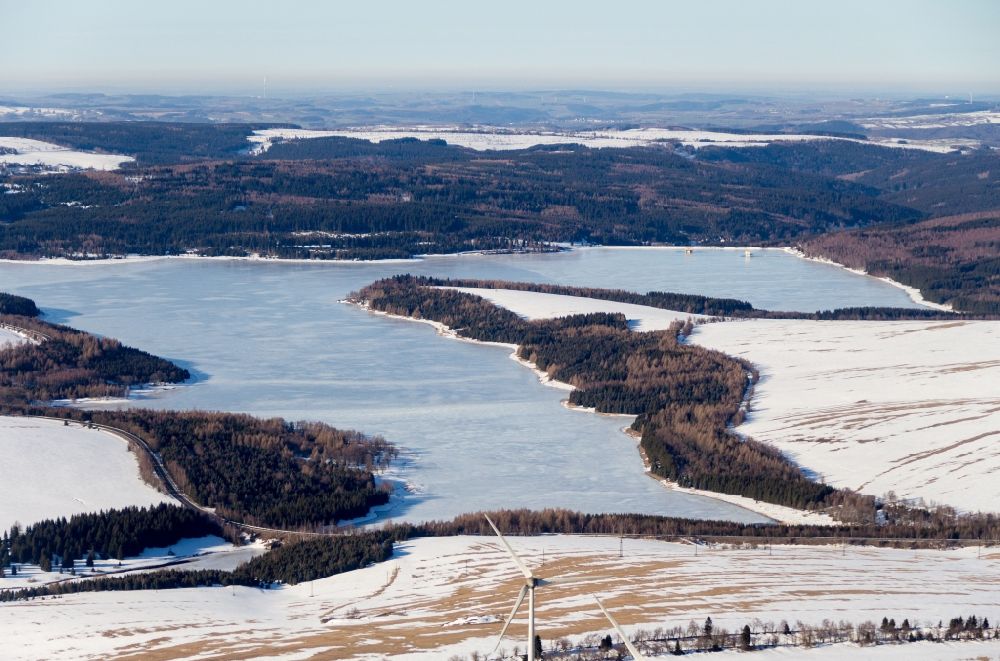 Luftaufnahme Krystofovy Hamry - Winterluftbild Talsperren - Staudamm und Stausee in Krystofovy Hamry in Ustecky kraj - Aussiger Region, Tschechien