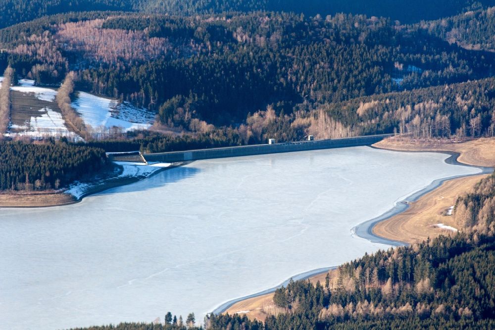 Luftbild Krystofovy Hamry - Winterluftbild Talsperren - Staudamm und Stausee in Krystofovy Hamry in Ustecky kraj - Aussiger Region, Tschechien