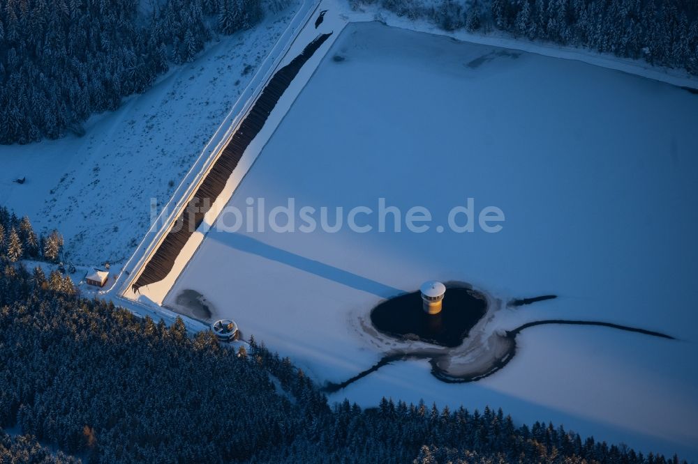 Luisenthal aus der Vogelperspektive: Winterluftbild Talsperren - Staudamm und Stausee in Luisenthal im Bundesland Thüringen, Deutschland