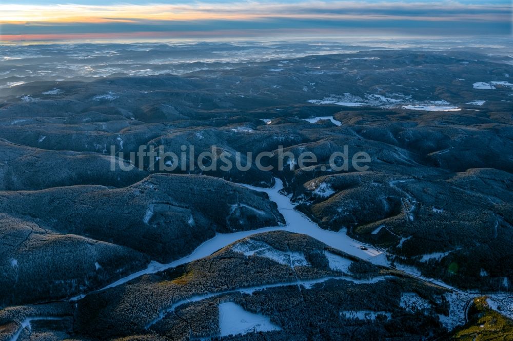 Luisenthal von oben - Winterluftbild Talsperren - Staudamm und Stausee in Luisenthal im Bundesland Thüringen, Deutschland