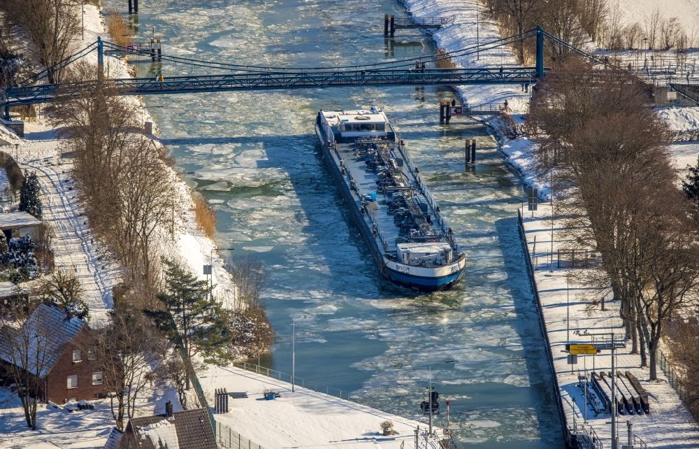 Hamm von oben - Winterluftbild Tankschiff Specht auf dem Datteln-Hamm-Kanal bei Hamm im Bundesland Nordrhein-Westfalen, Deutschland