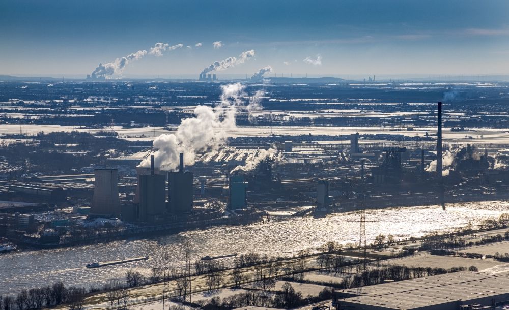 Luftbild Duisburg - Winterluftbild Technische Anlagen und Produktionshallen vom Stahlwerk in Duisburg im Bundesland Nordrhein-Westfalen