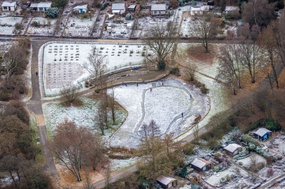 Dortmund aus der Vogelperspektive: Winterluftbild Tümpel- und Teich Oase in einer Parkanlage in Dortmund im Bundesland Nordrhein-Westfalen, Deutschland