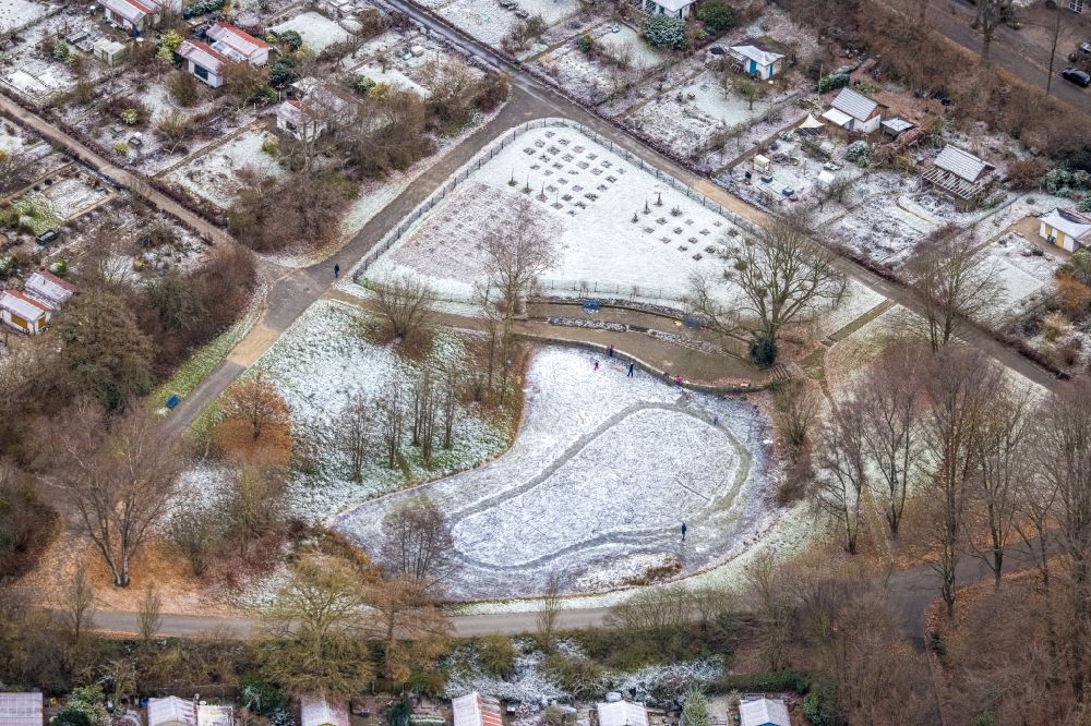 Luftbild Dortmund - Winterluftbild Tümpel- und Teich Oase in einer Parkanlage in Dortmund im Bundesland Nordrhein-Westfalen, Deutschland