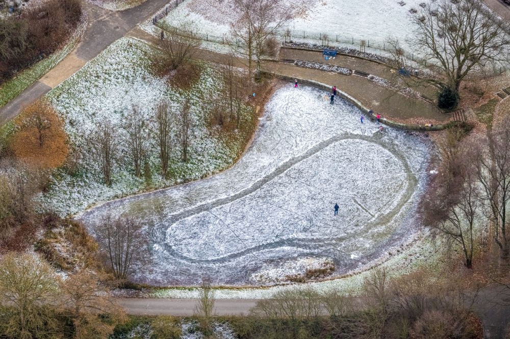 Luftaufnahme Dortmund - Winterluftbild Tümpel- und Teich Oase in einer Parkanlage in Dortmund im Bundesland Nordrhein-Westfalen, Deutschland