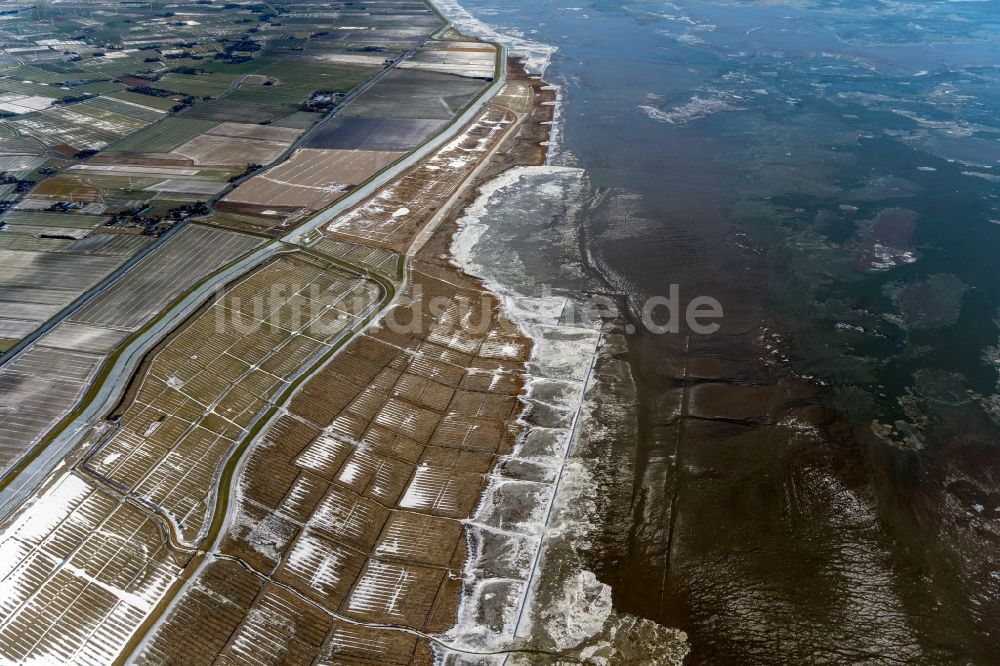 Luftbild Nessmersiel - Winterluftbild Treibeis - Schollen vor der Nordsee- Küste in Nessmersiel im Bundesland Niedersachsen, Deutschland