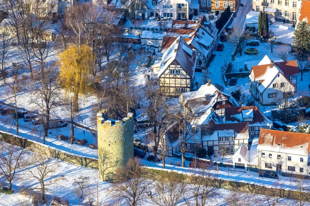 Soest aus der Vogelperspektive: Winterluftbild Turm- Bauwerk Historischer Kattenturm an der Stadtmauer in Soest im Bundesland Nordrhein-Westfalen, Deutschland