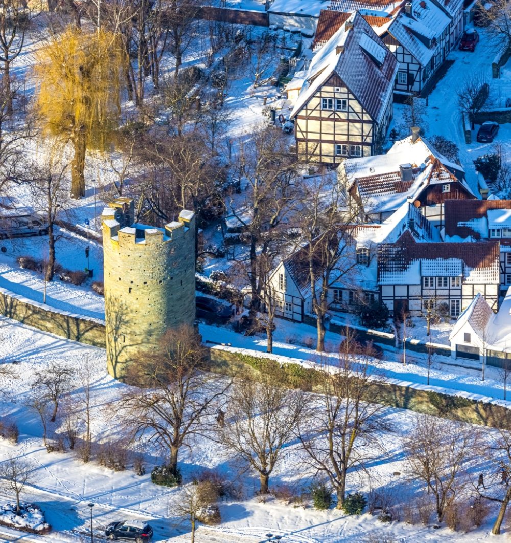 Luftbild Soest - Winterluftbild Turm- Bauwerk Historischer Kattenturm an der Stadtmauer in Soest im Bundesland Nordrhein-Westfalen, Deutschland