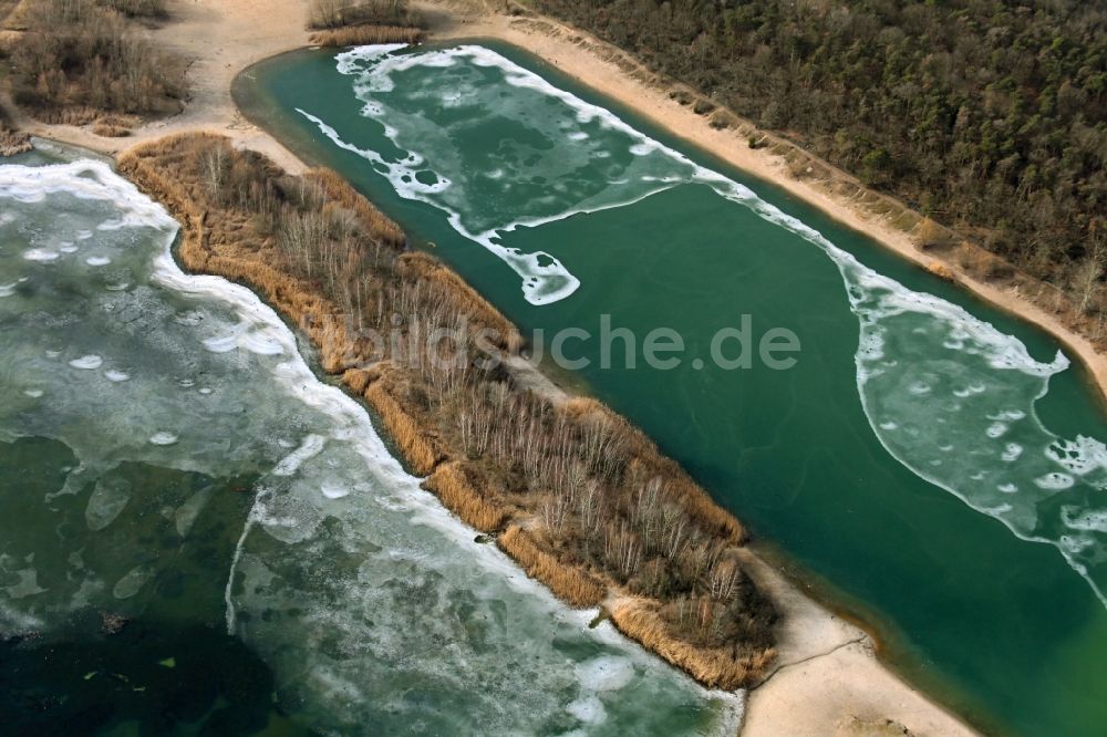 Berlin von oben - Winterluftbild Uferbereiche des angefrorenen Kaulsdorfer Seen im Ortsteil Kaulsdorf in Berlin, Deutschland