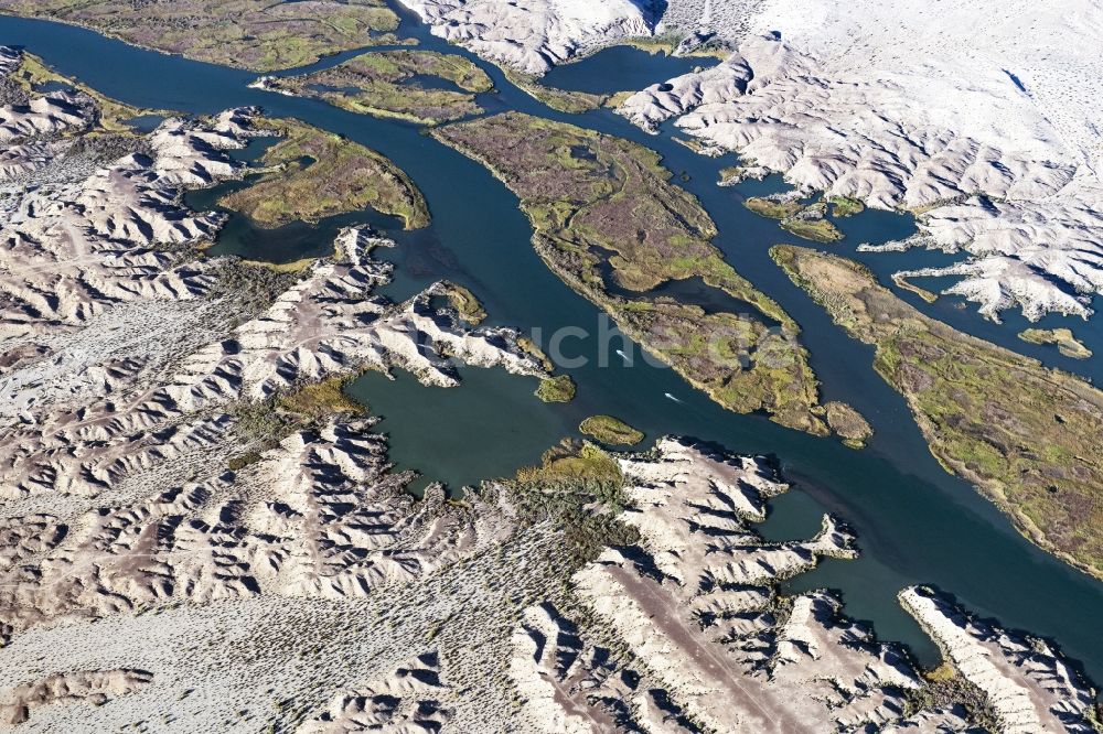Havasu Lake aus der Vogelperspektive: Winterluftbild Uferbereiche am Flußverlauf des Colorado River in Havasu Lake in Kalifornien, USA