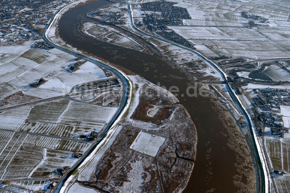 Luftbild Leer (Ostfriesland) - Winterluftbild Uferbereiche am Flußverlauf der Ems in Leer (Ostfriesland) im Bundesland Niedersachsen, Deutschland