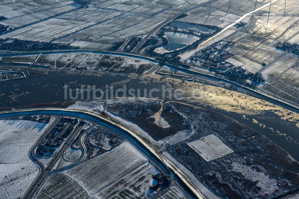 Luftaufnahme Leer (Ostfriesland) - Winterluftbild Uferbereiche am Flußverlauf der Ems in Leer (Ostfriesland) im Bundesland Niedersachsen, Deutschland