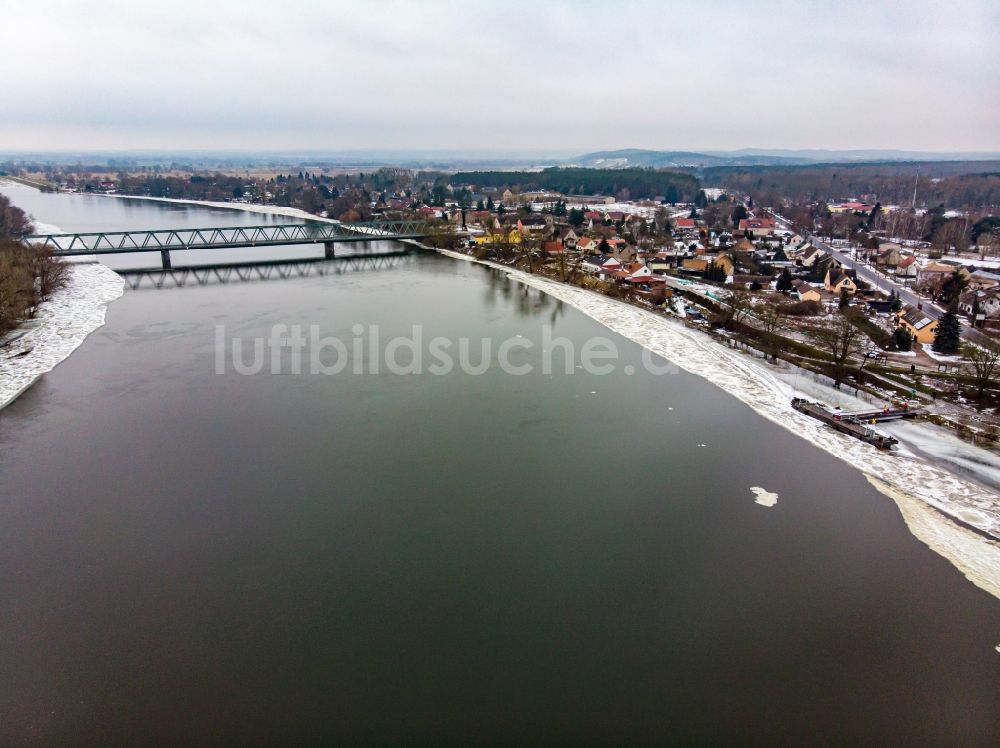 Hohenwutzen aus der Vogelperspektive: Winterluftbild Uferbereiche am Flußverlauf der Oder in Hohenwutzen im Bundesland Brandenburg, Deutschland