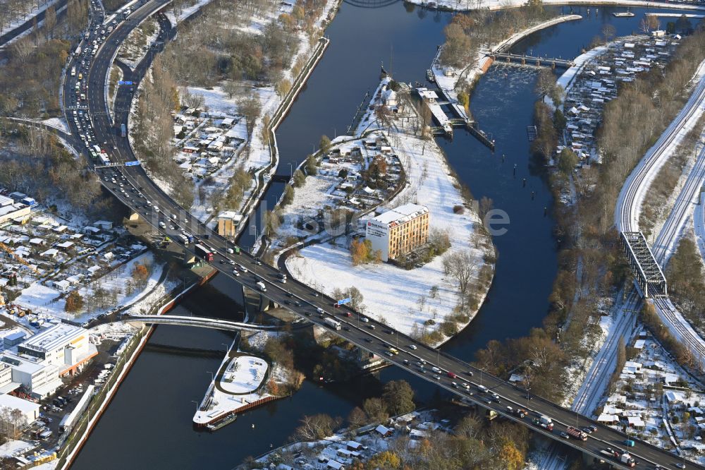 Luftaufnahme Berlin - Winterluftbild Uferbereiche am Flußverlauf Rudolf-Wissell-Brücke im Ortsteil Charlottenburg in Berlin, Deutschland