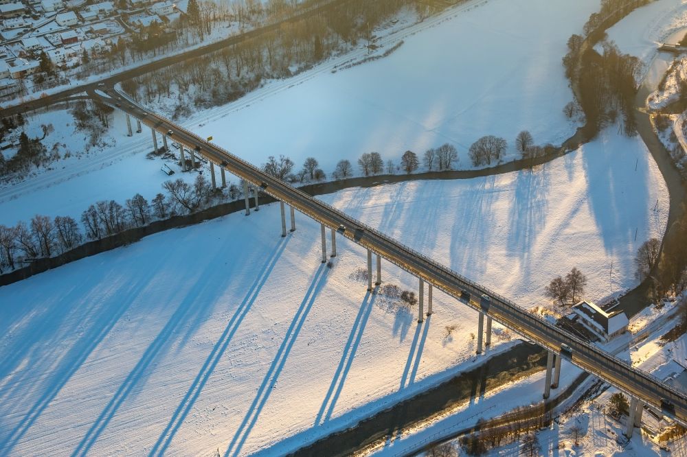 Bestwig aus der Vogelperspektive: Winterluftbild Uferbereiche am Flußverlauf der Ruhr im Ortsteil Velmede in Bestwig im Bundesland Nordrhein-Westfalen