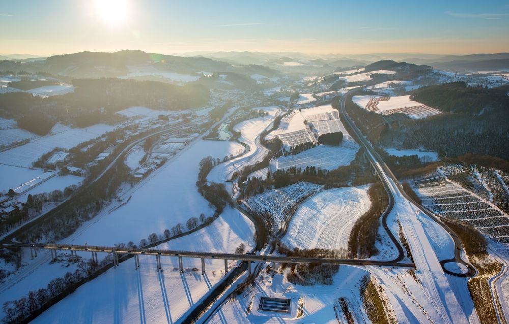 Luftaufnahme Bestwig - Winterluftbild Uferbereiche am Flußverlauf der Ruhr im Ortsteil Velmede in Bestwig im Bundesland Nordrhein-Westfalen