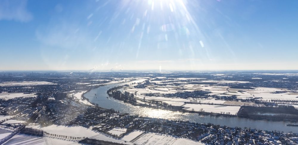 Wittlaer aus der Vogelperspektive: Winterluftbild Uferbereiche am Rhein- Flussverlauf in Wittlaer im Bundesland Nordrhein-Westfalen, Deutschland