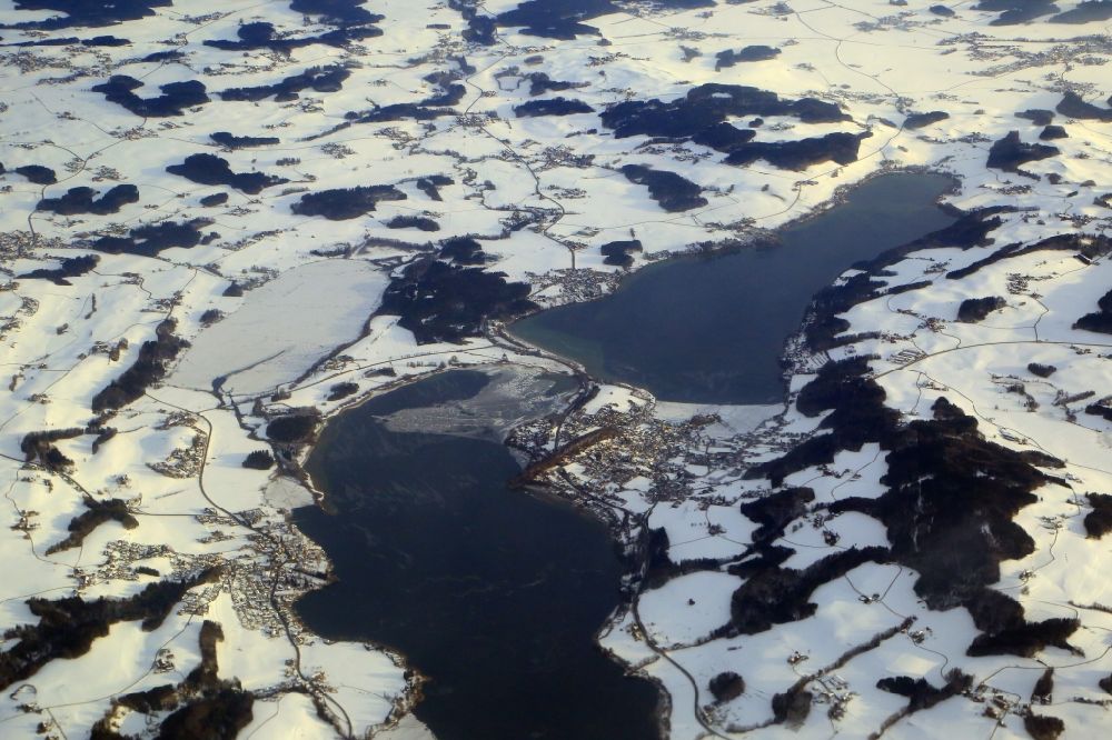 Mattsee von oben - Winterluftbild. Uferbereiche der Seen Mattsee, Obertrumer See und zugefrorener Grabensee im Bundesland Salzburg, Österreich