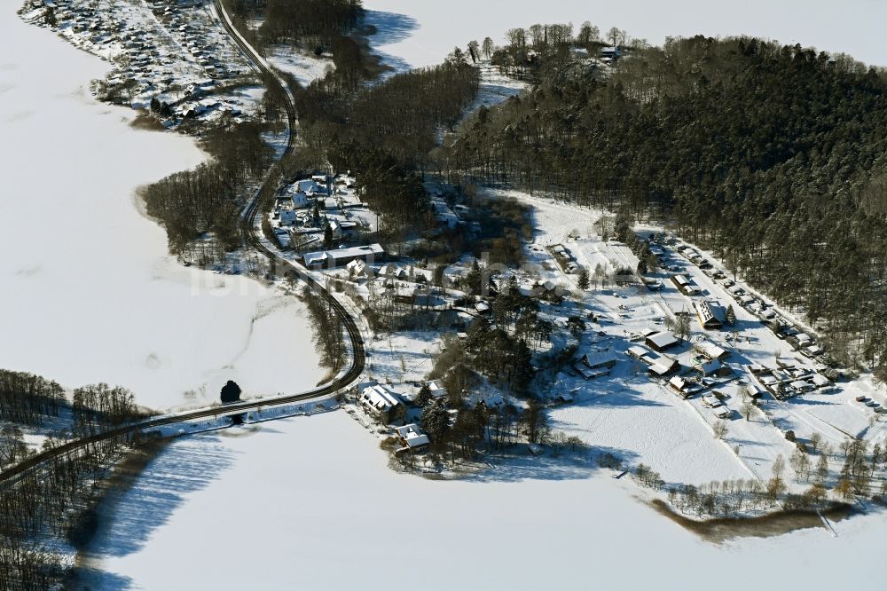 Luftaufnahme Feldberg - Winterluftbild Uferbereiche des Sees Breiter Luzin in Feldberg im Bundesland Mecklenburg-Vorpommern, Deutschland