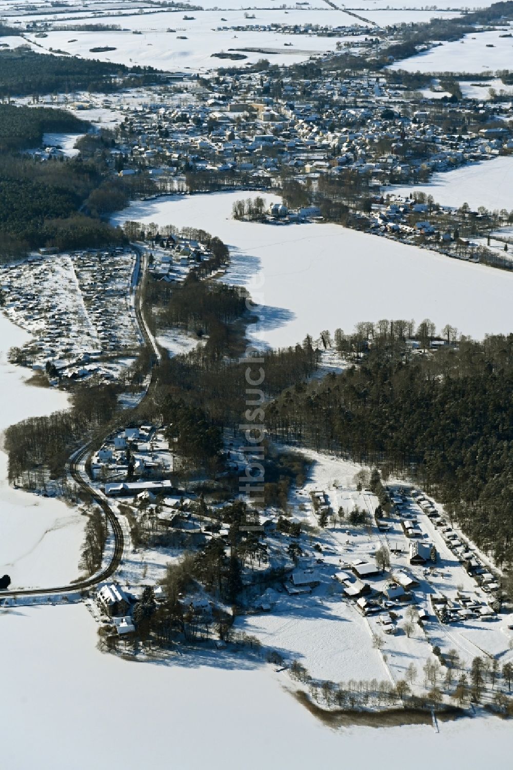 Feldberg aus der Vogelperspektive: Winterluftbild Uferbereiche des Sees Breiter Luzin in Feldberg im Bundesland Mecklenburg-Vorpommern, Deutschland