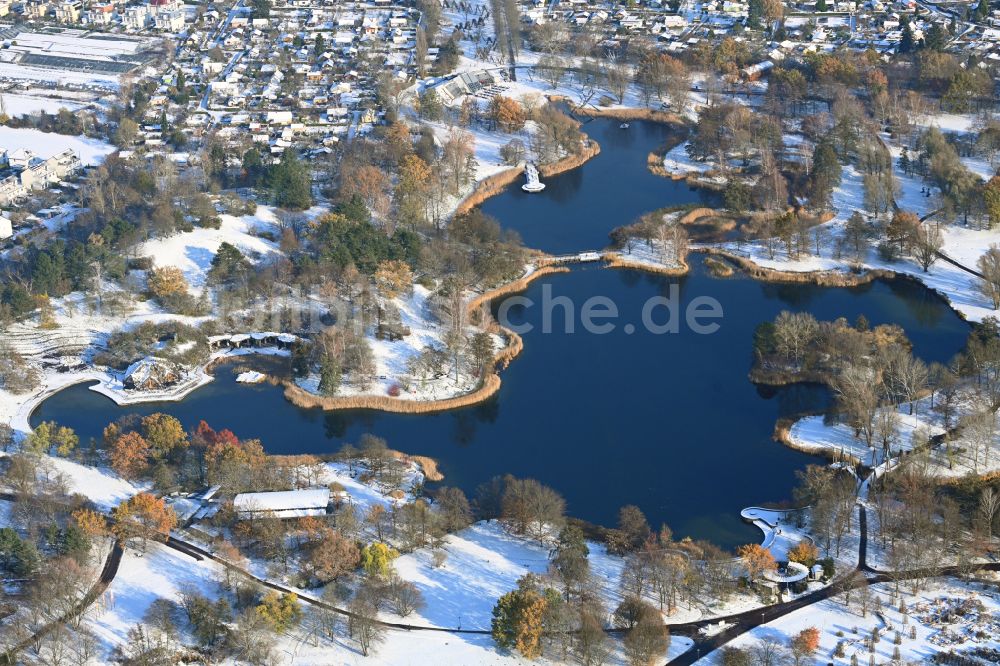 Berlin aus der Vogelperspektive: Winterluftbild Uferbereiche des Sees Hauptsee im Erholungspark Britzer Garten in Berlin