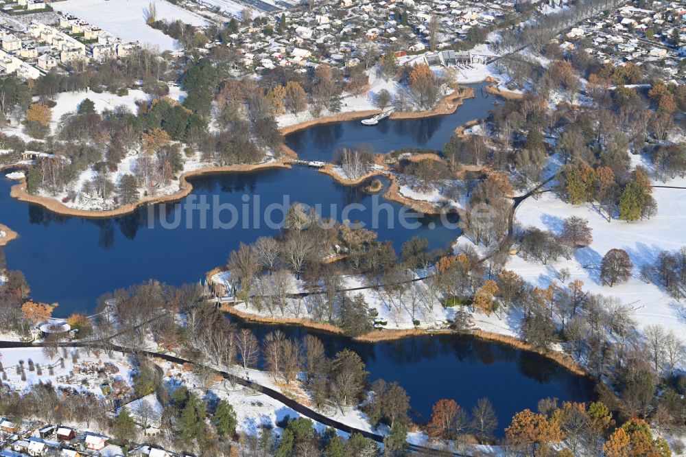 Luftbild Berlin - Winterluftbild Uferbereiche des Sees Hauptsee im Erholungspark Britzer Garten in Berlin