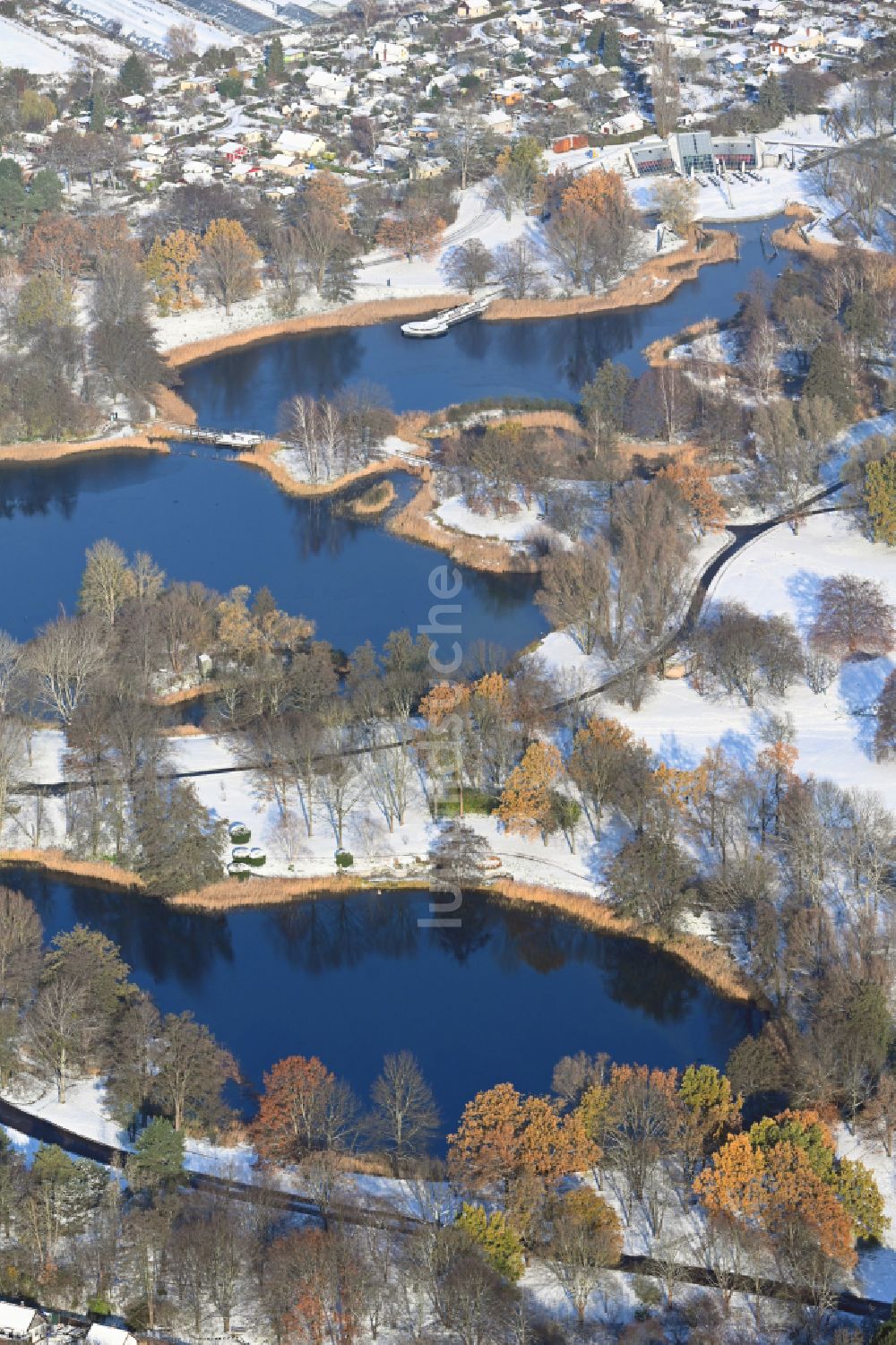 Luftaufnahme Berlin - Winterluftbild Uferbereiche des Sees Hauptsee im Erholungspark Britzer Garten in Berlin