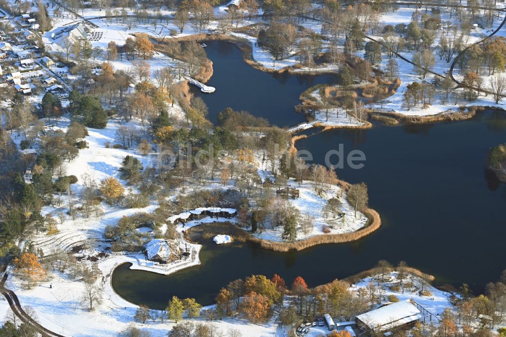 Berlin von oben - Winterluftbild Uferbereiche des Sees Hauptsee im Erholungspark Britzer Garten in Berlin