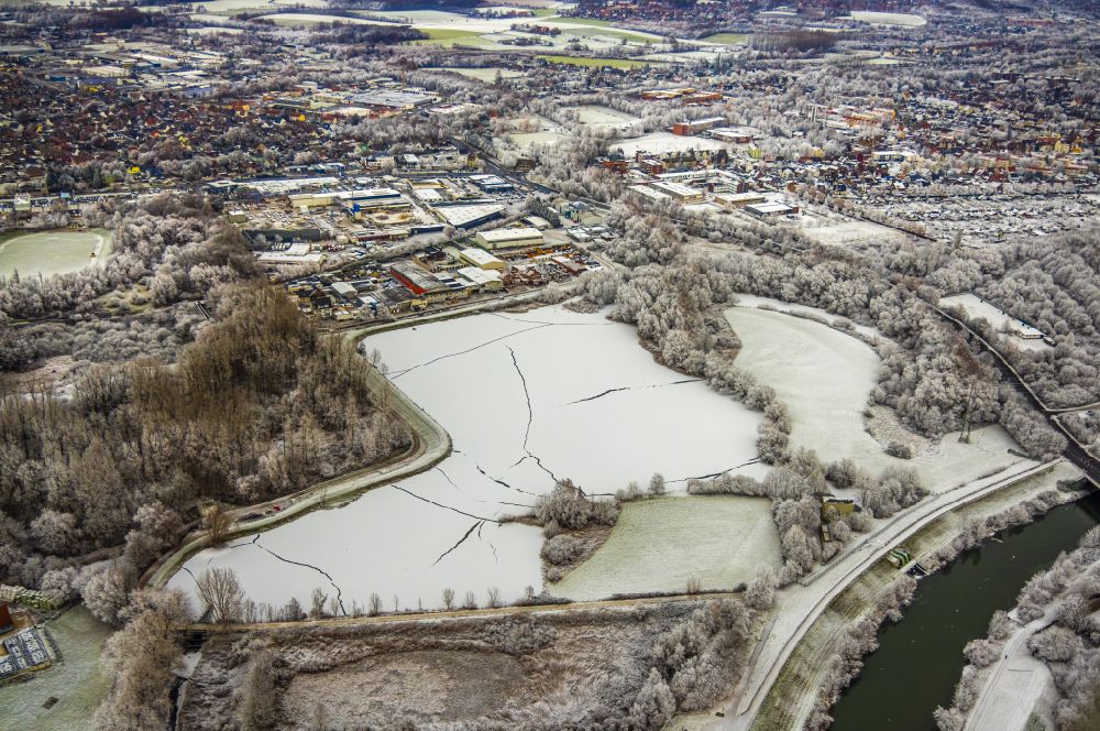 Luftbild Hamm - Winterluftbild Uferbereiche des zugefrorenen See Radbodsee im Ortsteil Bockum-Hövel in Hamm im Bundesland Nordrhein-Westfalen, Deutschland