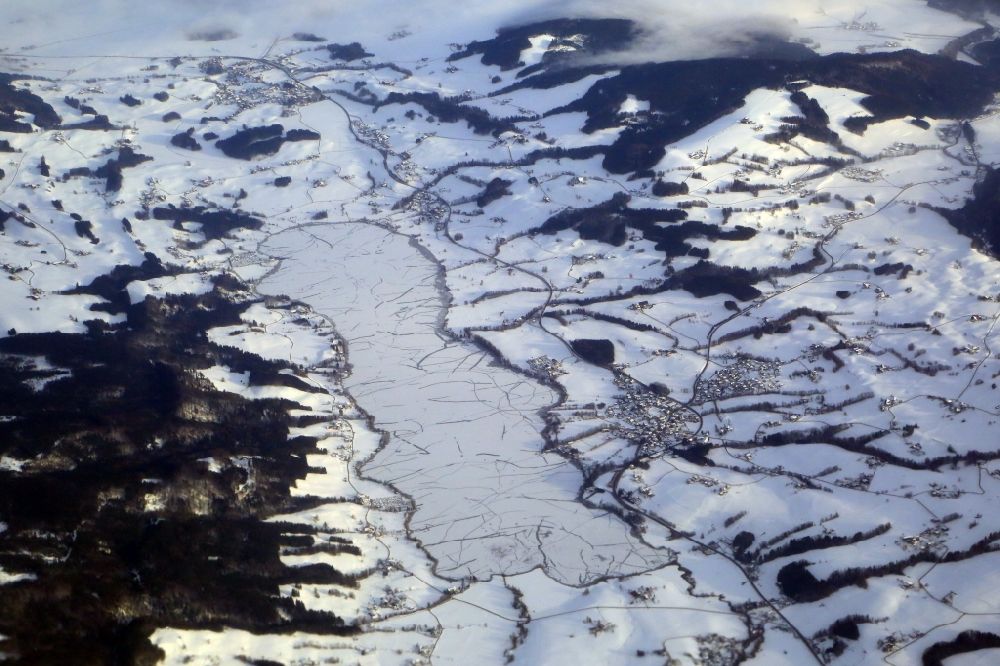 Zell am Moos aus der Vogelperspektive: Winterluftbild. Uferbereiche des zugefrorenen Sees Irrsee in Zell am Moos in Oberösterreich, Österreich