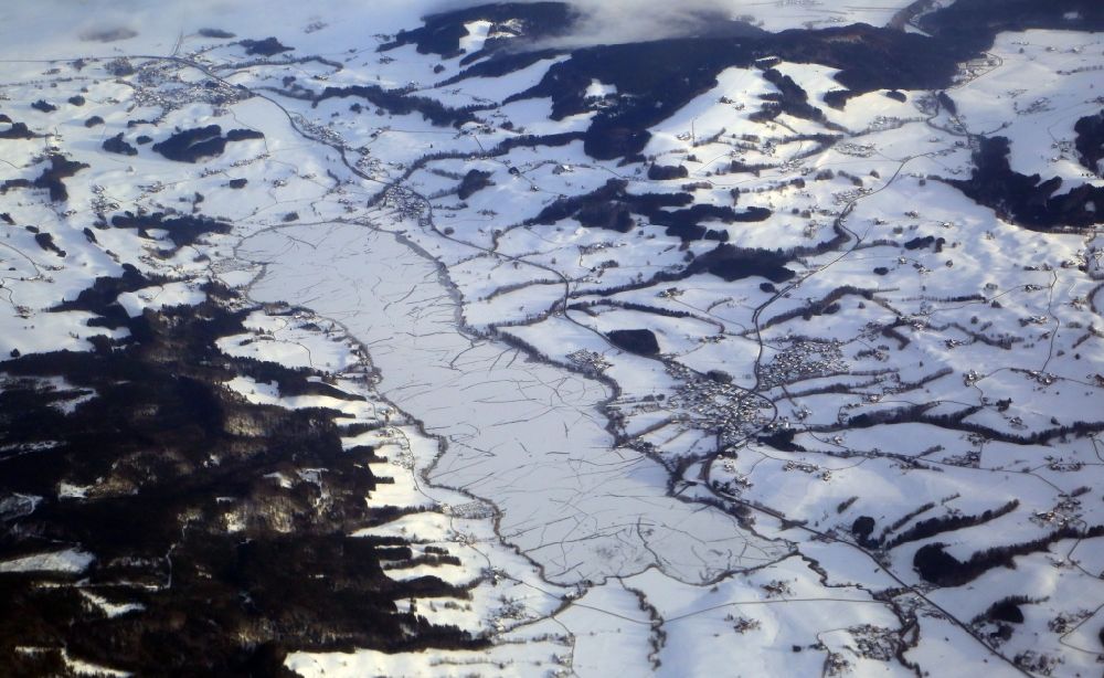 Luftbild Zell am Moos - Winterluftbild. Uferbereiche des zugefrorenen Sees Irrsee in Zell am Moos in Oberösterreich, Österreich