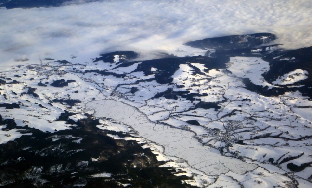 Luftaufnahme Zell am Moos - Winterluftbild. Uferbereiche des zugefrorenen Sees Irrsee in Zell am Moos in Oberösterreich, Österreich