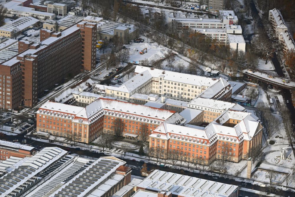 Luftaufnahme Berlin - Winterluftbild Verwaltungsgebäude des Industriegebietes der Siemens AG in der Nonnendammallee in Berlin