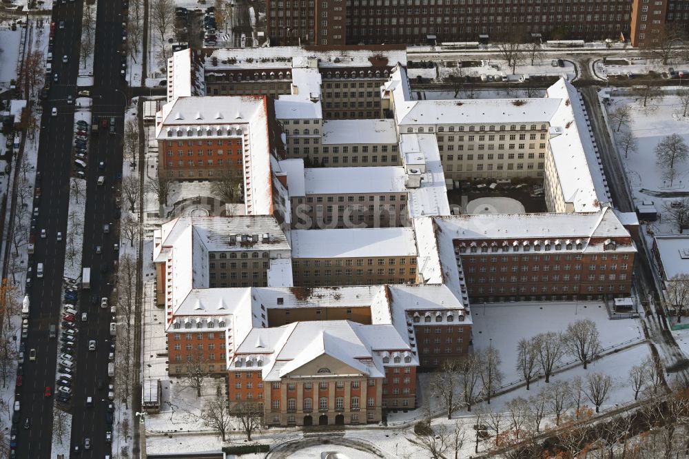 Berlin von oben - Winterluftbild Verwaltungsgebäude des Industriegebietes der Siemens AG in der Nonnendammallee in Berlin