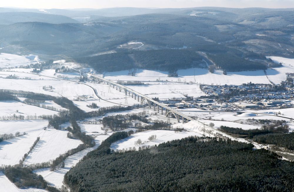 Luftaufnahme Ilmenau - Winterluftbild Viadukt des Bahn- Brückenbauwerk in Ilmenau im Bundesland Thüringen, Deutschland
