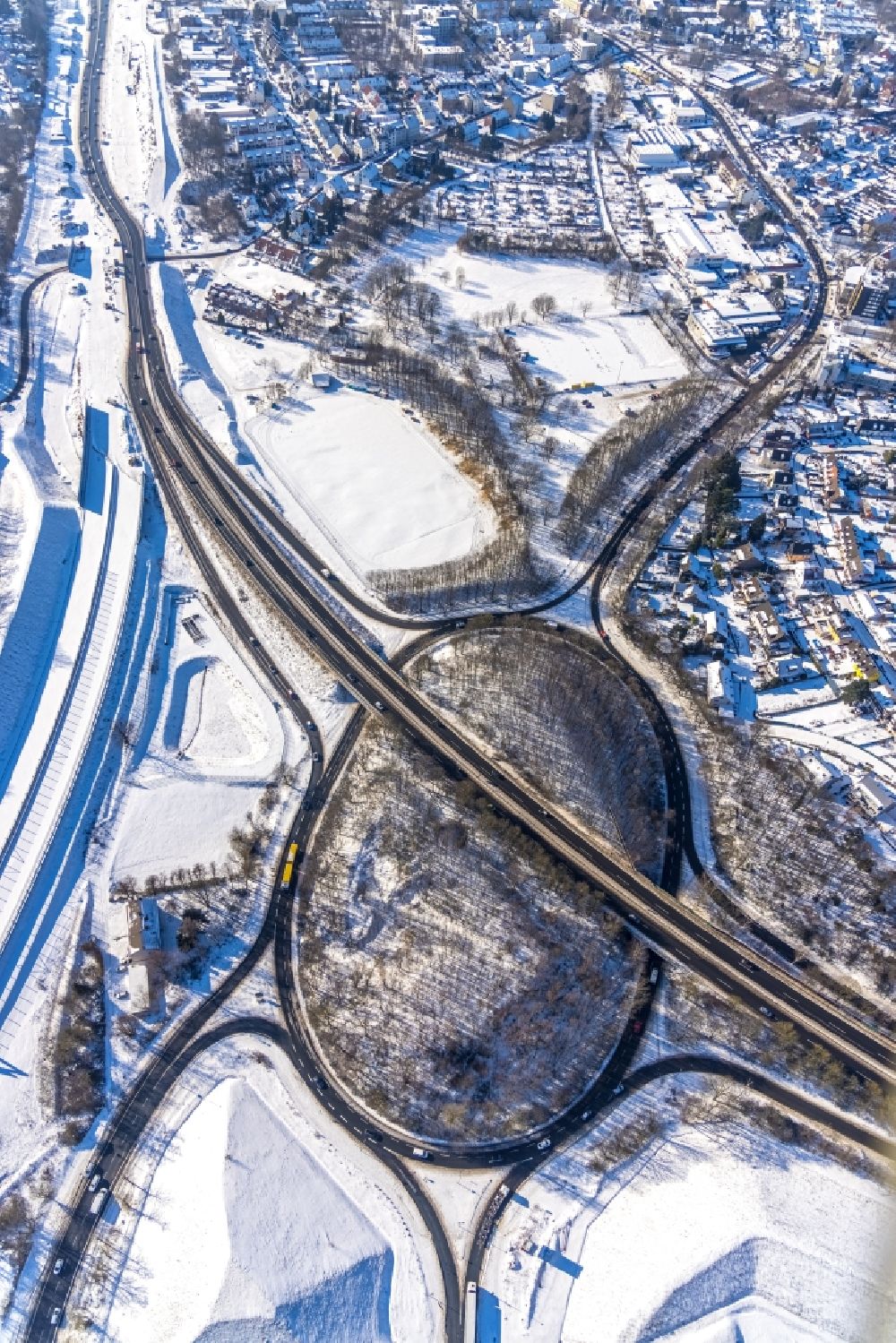 Luftaufnahme Bochum - Winterluftbild Viadukt der Schnellstraße Nordhausen- Ring in Bochum im Bundesland Nordrhein-Westfalen, Deutschland
